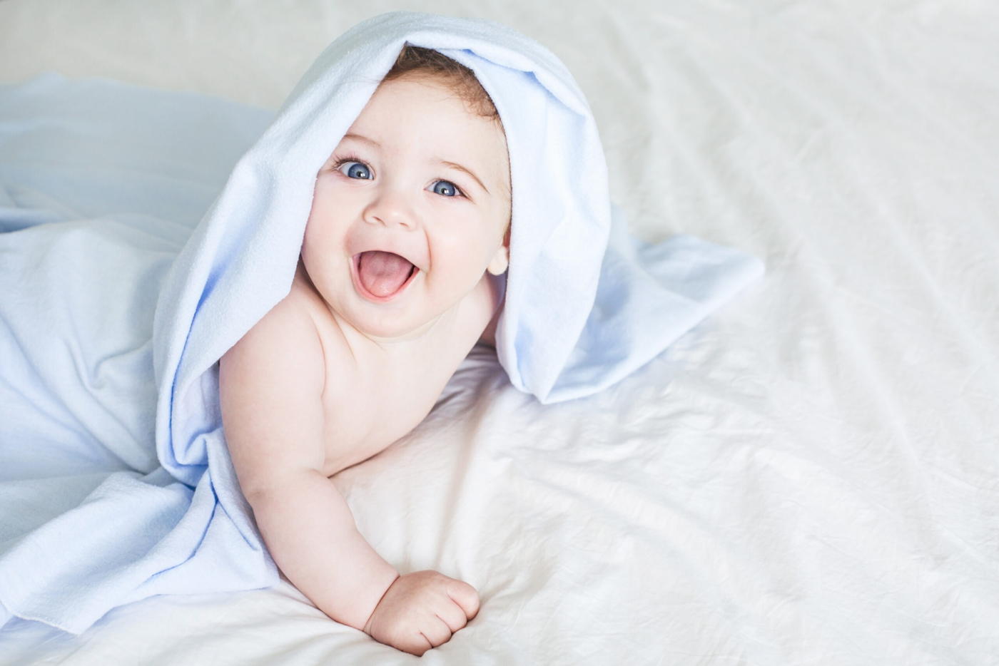 Freie Taufe - Baby unter einer Decke